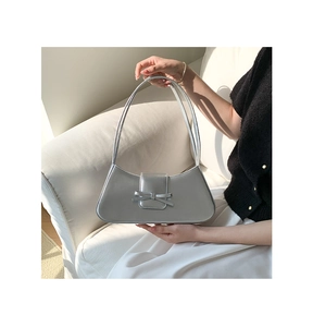 Nahaufnahme einer silbernen PU-Leder-Handtasche in Halbmondform mit eleganter Schleife