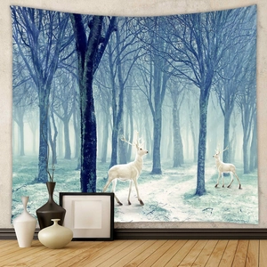 Dettaglio di un arazzo da parete con foresta e cervo bianco in un interno minimalista