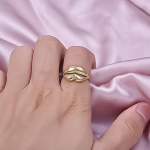 Golden lips creative open ring in 304 stainless steel with detailed lip texture finish