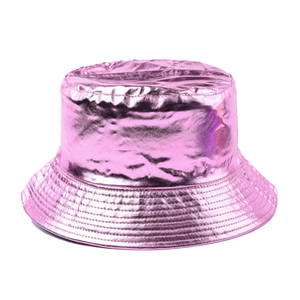Détail d'un bob fuchsia métallisé avec finition réfléchissante et coutures parallèles