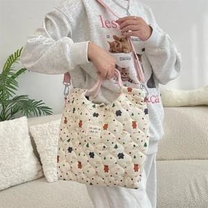 Sac fourre-tout matelassé à motif dessin animé avec poignées roses dans un décor chaleureux