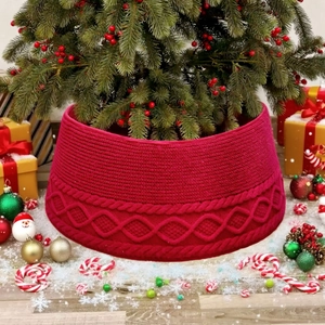 Detailansicht der dunkelroten gestrickten Weihnachtsbaumdecke mit Rauten- und Zopfmuster