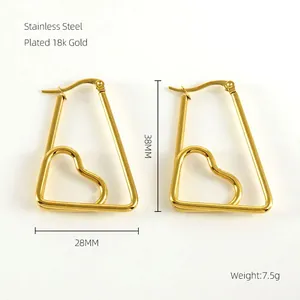 Détail des boucles d'oreilles cœur en acier plaqué or 18k, dimensions 38 mm x 28 mm