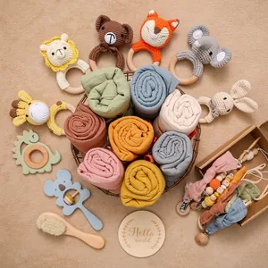 Set regalo neonato con fasce in cotone, sonagli all'uncinetto e massaggiagengive in legno