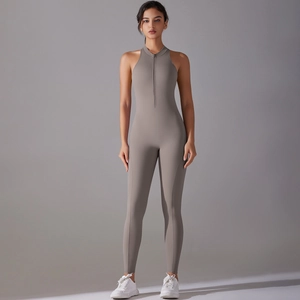 Détail d'un body de sport extensible avec col montant et fermeture à glissière en métal
