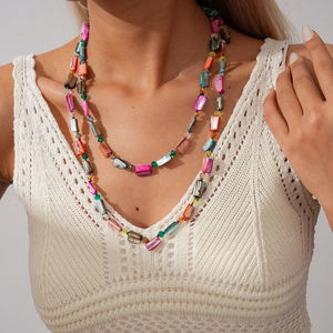Gros plan du collier de perles bohème avec breloques en coquillage et perles colorées