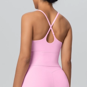 Gros plan sur le soutien-gorge de sport rose avec bretelles croisées et tissu en nylon