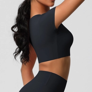 Détail du haut court sans couture noir et du legging de yoga taille haute près du corps