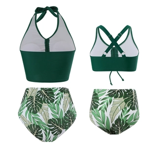 Dettaglio flat lay del top bikini halter verde scuro e slip a vita alta con foglie
