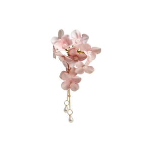 Elegante molletta per capelli con fiori di stoffa rosa, nappa dorata e perle lucenti