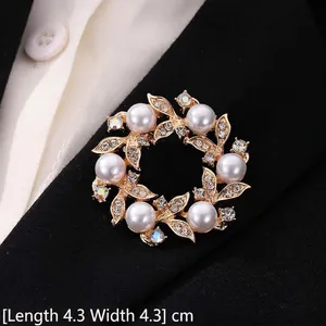 Vue détaillée d'une broche fleur vintage de 4,3 cm avec perles blanches et strass