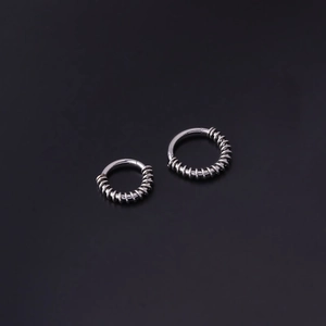Anneau de nez en acier inoxydable argenté poli avec motif en spirale sans couture