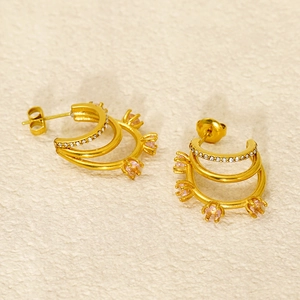 Boucles d'oreilles créoles triple couche plaquées or 18k avec zircons et pierres roses