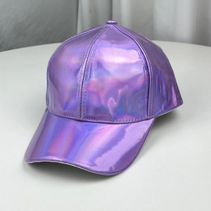 Gros plan d'une casquette laser violette avec une finition métallique irisée