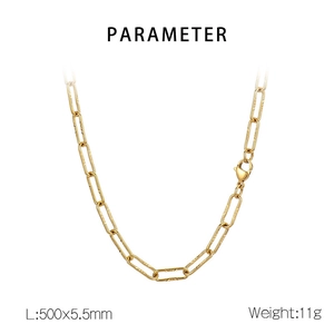 Détail du collier chaîne trombone en acier inoxydable doré 500x5,5 mm à maillons texturés