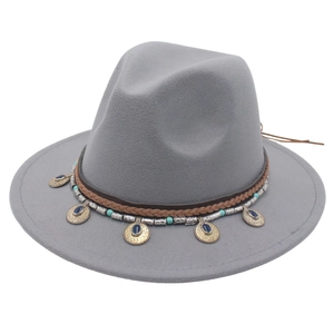 Dettaglio cappello in feltro grigio con perline turchesi e pendenti etnici con gemme