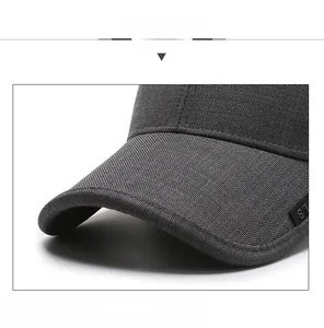 Détail de la visière incurvée d'une casquette de baseball grise avec tissu en maille