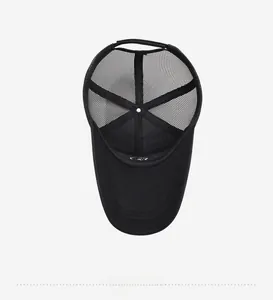 Struttura interna del cappellino trucker in mesh nero con fodera e fascia tergisudore