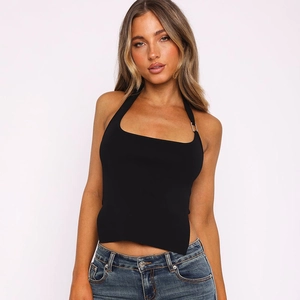Détail d'un crop top noir à licou avec ourlet irrégulier et texture en coton pour femme