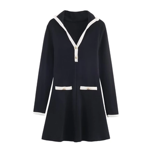 Elegantes schwarzes Strick-Minikleid mit weißem Kontrastrand und goldenen Knöpfen