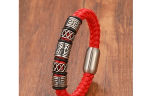 Détail du bracelet en cuir tressé rouge avec perles celtiques et fermoir magnétique