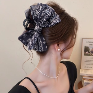 Elegante molletta per capelli con fiocco paisley per uno stile minimalista chic