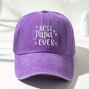Dettaglio del cappello vintage in cotone lavato viola con ricamo bianco BEST Papa EVER