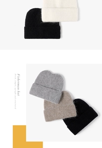 Détail de la maille gaufrée sur des bonnets de pêcheur en noir et beige doux
