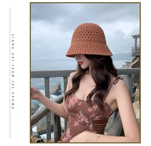 Détail d'un chapeau cloche en maille caramel avec texture crochetée respirante pour les vacances