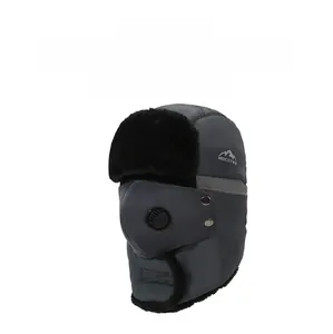 Détail du chapeau d'hiver chaud avec masque facial intégré et valve respiratoire