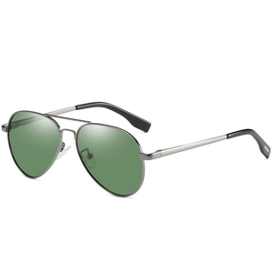 Klassische Pilotenbrille mit dunkelgrünen Gläsern und Metallrahmen in Gunmetal