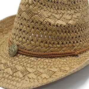 Détail du chapeau de cowboy en raphia évidé avec corde tressée et boucle en bronze