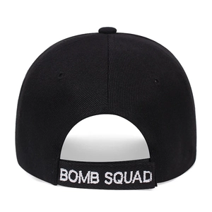Vue arrière de la casquette de baseball noire avec broderie BOMB SQUAD et sangle réglable