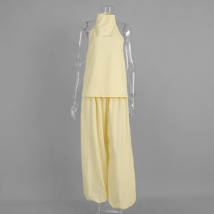 Détail de l'ensemble haut dos nu et pantalon taille haute bouffant en jaune pâle