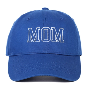 Détail de la broderie blanche MOM sur une casquette en coton bleu marine avec coutures