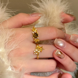 Detailansicht eines 18K vergoldeten Zirkonia Ringsets im Vintage Himmelsdesign an der Hand