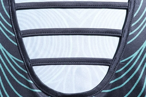 Détail des bretelles élastiques au dos avec vagues turquoise sur une robe gris foncé