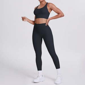 Détail de l'ensemble de yoga noir sans couture avec débardeur et legging taille haute