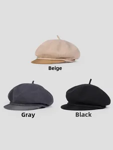 Détail de casquettes gavroche tricotées en beige, gris et noir avec un style rétro chic
