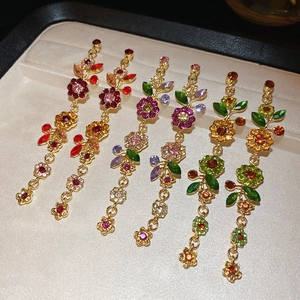 Detailaufnahme von Blumen-Quastenohrringen mit glitzernden Strasssteinen im Display
