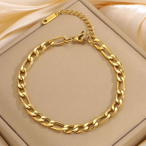 Elegant golden Figaro chain bracelet in stainless steel with adjustable lobster clasp