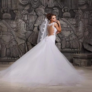 Robe de mariée sirène blanche avec dentelle dos nu et une longue traîne cathédrale