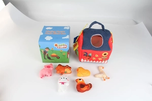 Set di animali di peluche della fattoria con stalla in tessuto e giocattoli educativi