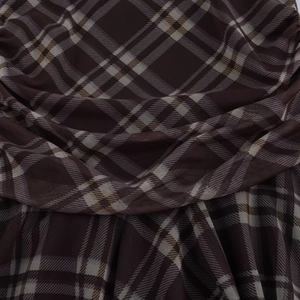 Détail du tissu en maille quadrillée café et blanc avec une texture plissée respirante