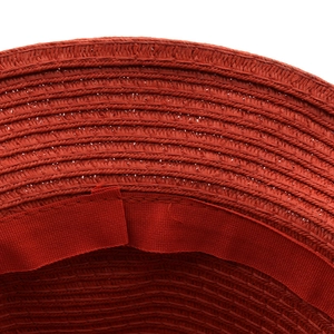 Détail de l'intérieur d'un chapeau de paille rouge avec tissage fin et bandeau assorti