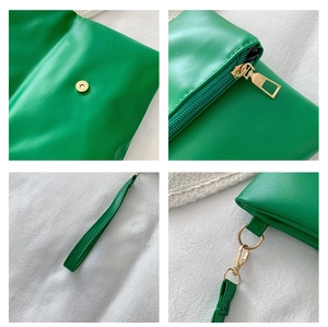 Detalles del bolso de mano de cuero verde con hebilla magnética dorada y cierre de cremallera