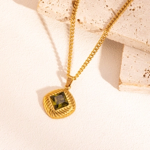 Vintage-Goldkette mit quadratischem grünem Edelsteinanhänger und strukturiertem Rahmen