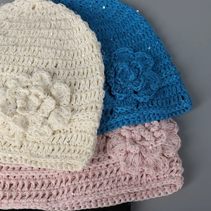 Berretto in maglia da donna con fiori all'uncinetto e paillette in vari colori
