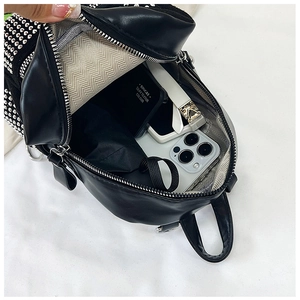 Vista interior de una mochila con diamantes que muestra espacio para móvil y tarjetas