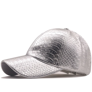 Casquette de baseball en similicuir argenté avec motif serpent et crocodile